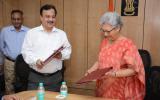 Ms. Rita Teaotia, Commerce Secretary, MoC&I and Shri. Rajiv Chopra, CMD-STC (Additional Charge) exchanging signed MoU for the year 2018-19
